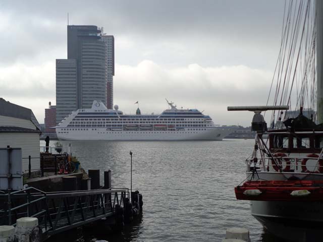 Cruiseschip ms Nautica van Oceania Cruises aan de Cruise Terminal Rotterdam